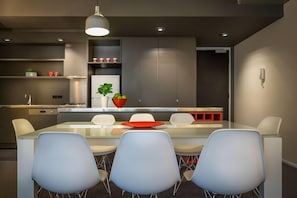 Breakfast and lunch served, alfresco dining  - Tribeca Serviced Apartments Melbourne (East Melbourne)