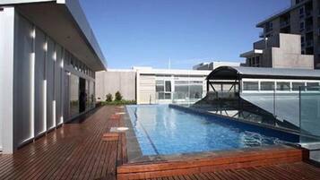 Una piscina al aire libre