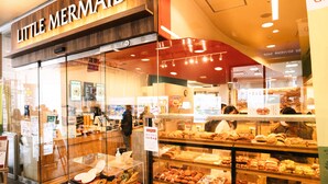 Une boulangerie dont la devanture est en verre et où l’on peut voir une variété de produits de boulangerie.