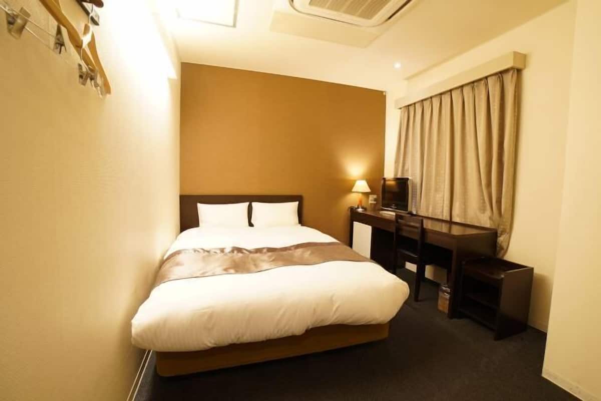 Desk, laptop workspace, iron/ironing board, free WiFi