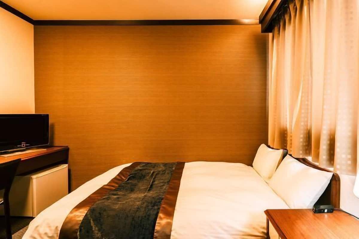 Desk, laptop workspace, iron/ironing board, free WiFi