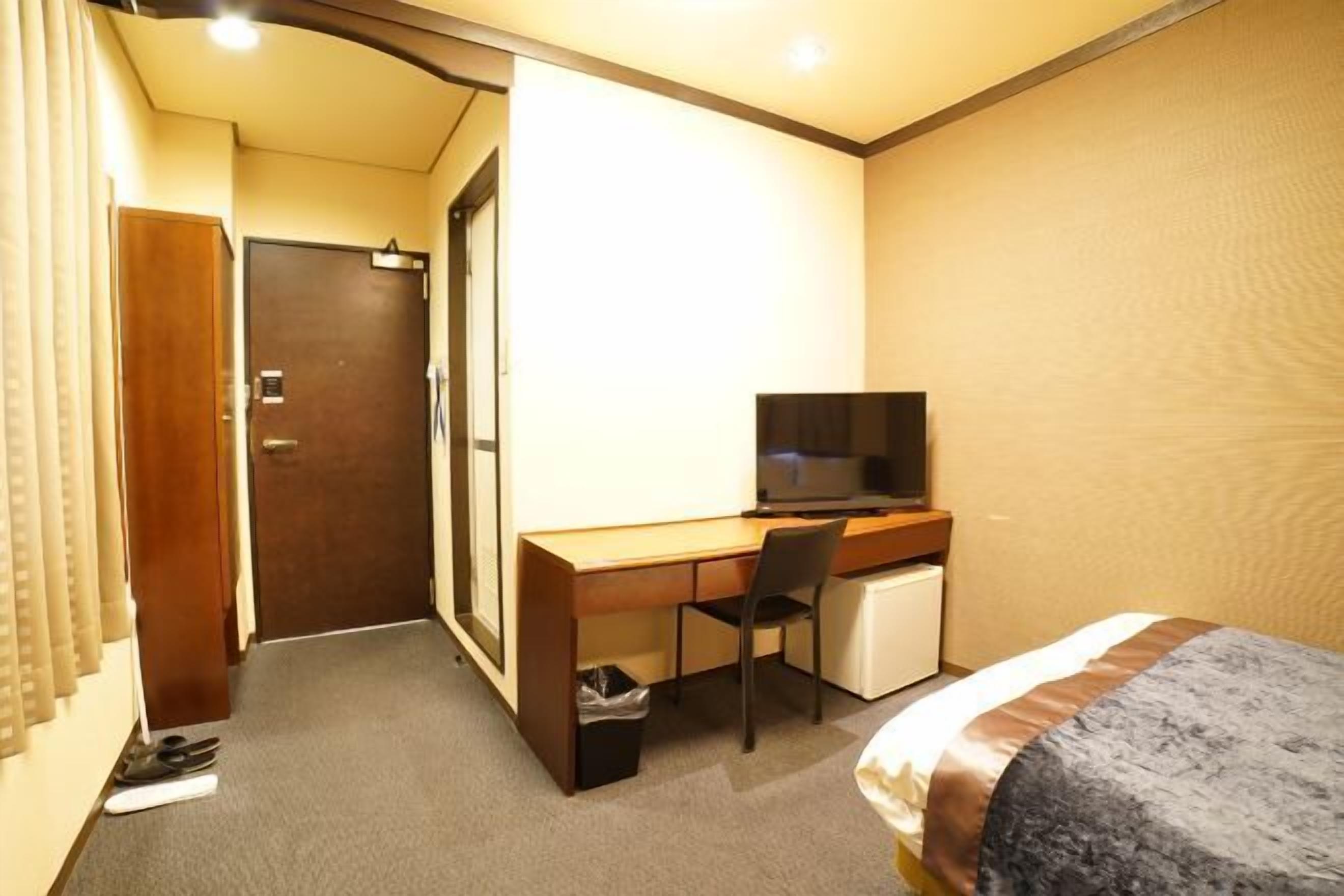 Desk, laptop workspace, iron/ironing board, free WiFi