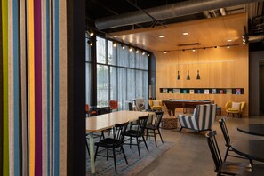 Bar-salon dans le hall
