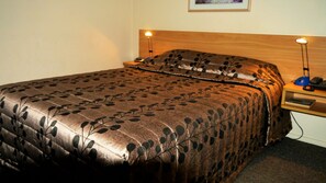 Egyptian cotton sheets, in-room safe, individually furnished, desk - Tudor Lodge Motel (Nelson)