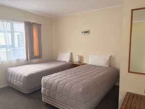 Family Unit 1 | Egyptian cotton sheets, in-room safe, individually furnished, desk - Tudor Lodge Motel (Nelson)