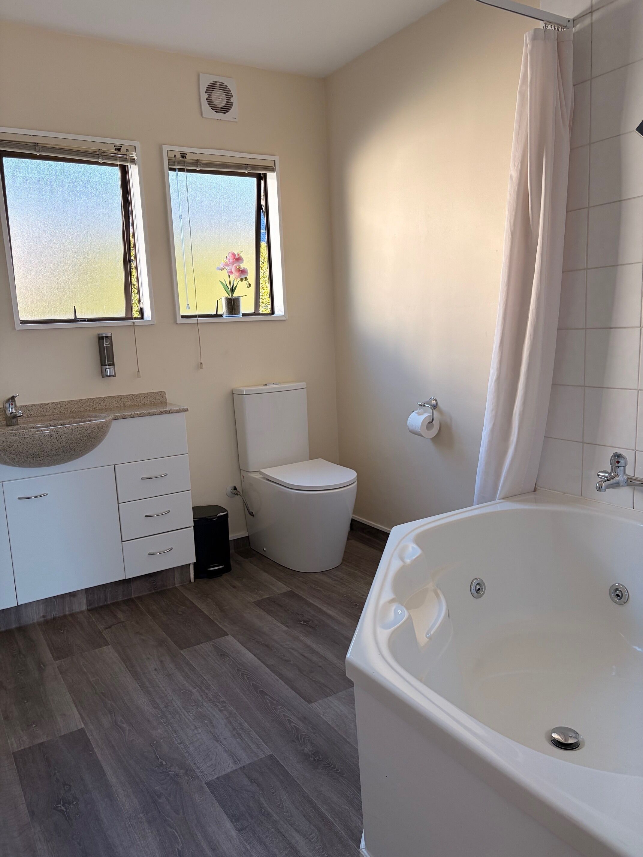 Studio Spa 1 | Bathroom | Free toiletries, hair dryer, towels