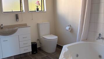 Studio Spa 1 | Bathroom | Free toiletries, hair dryer, towels