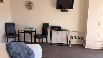 Studio Spa 1 | Egyptian cotton sheets, in-room safe, individually furnished, desk