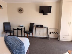 Studio Spa 1 | Egyptian cotton sheets, in-room safe, individually furnished, desk - Tudor Lodge Motel (Nelson)