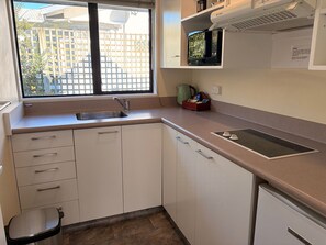 Private kitchen - Tudor Lodge Motel (Nelson)