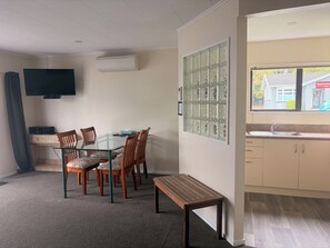 Family Unit 1 | Egyptian cotton sheets, in-room safe, individually furnished, desk - Tudor Lodge Motel (Nelson)