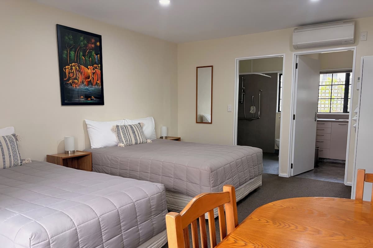 Studio Twin | Egyptian cotton sheets, in-room safe, individually furnished, desk