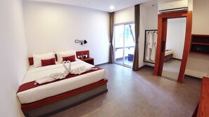 Down duvets, pillow-top beds, rollaway beds, free WiFi - Teav Boutique Hotel (Phnom Penh)