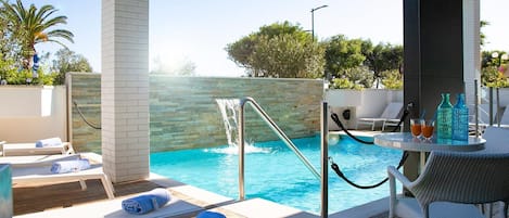 Piscine extérieure en saison, chaises longues