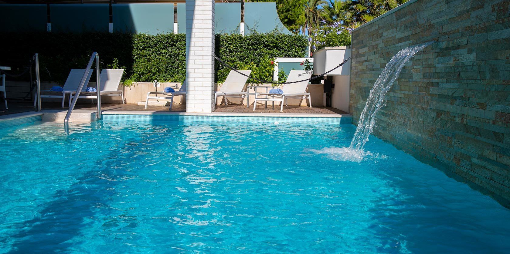 Piscine extérieure (ouverte en saison), chaises longues