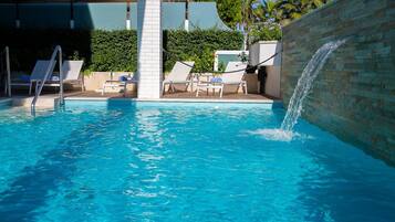 Piscina stagionale all'aperto, lettini