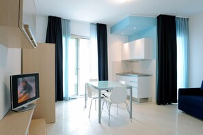 Apartment, 1 Bedroom, Balcony, Sea View | Living room | TV - Residence Mareamare (Grottammare)