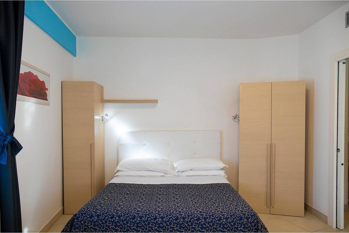 Ropa de cama de alta calidad y caja de seguridad en la habitación 