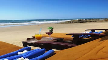 Playa privada, sillas reclinables de playa, sombrillas, toallas de playa