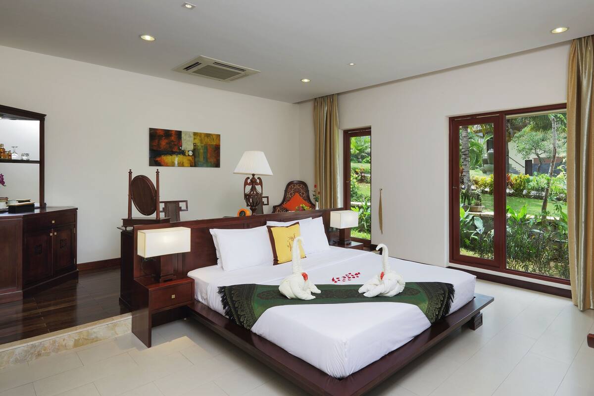 Phòng Deluxe, 1 phòng ngủ, quang cảnh vườn, khu vực vườn | Minibar, két bảo mật tại phòng, bàn, màn/rèm cản sáng