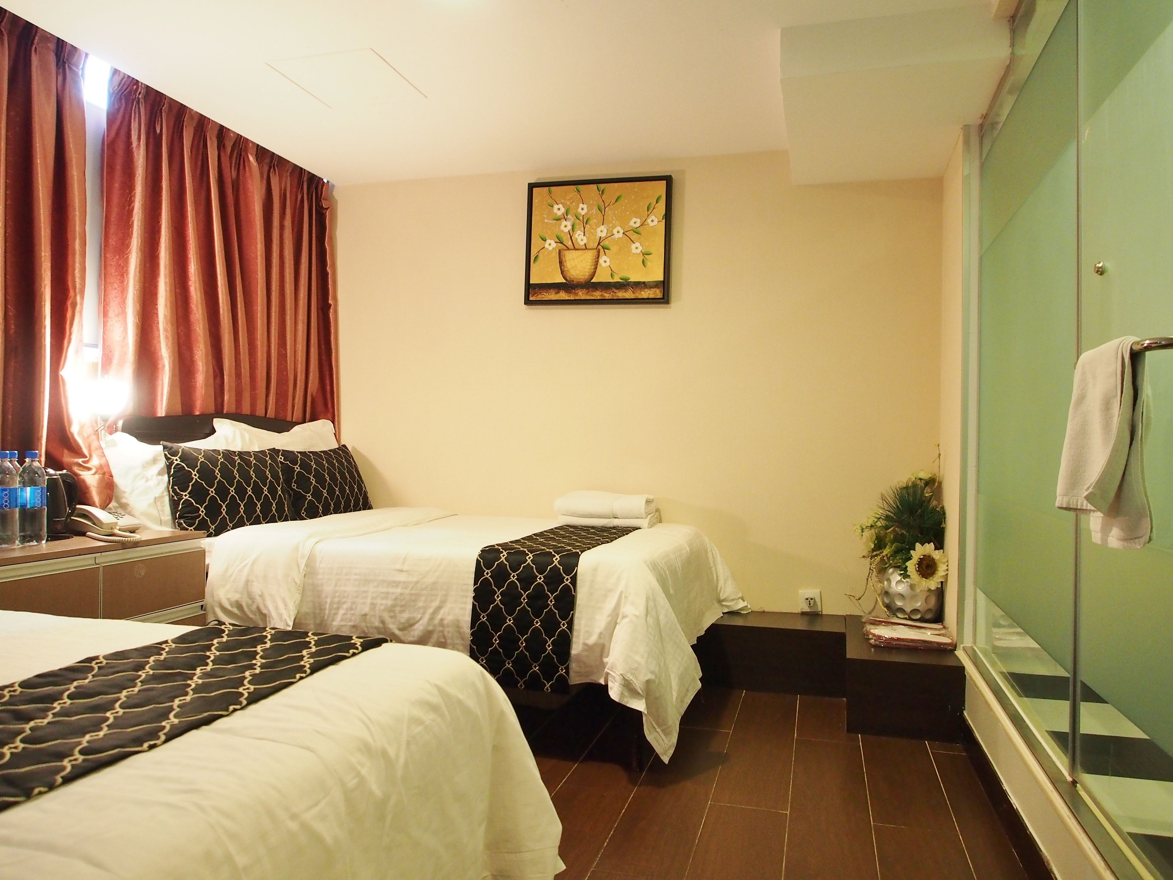 Photo - California Hotel