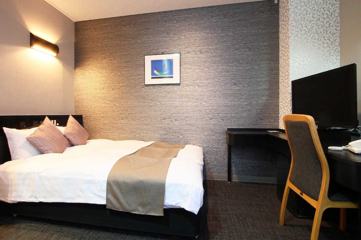 1 bedroom, desk, free wifi, bed sheets