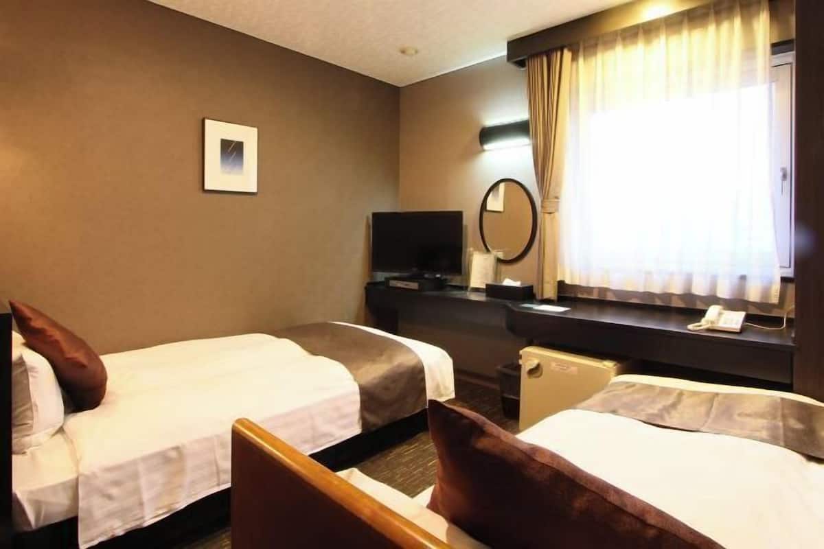 Escritorio, wifi gratis y ropa de cama