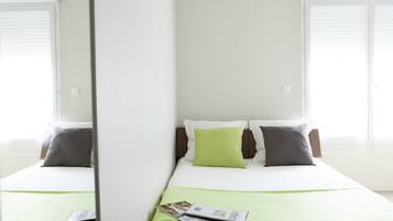 Desk, soundproofing, free WiFi, bed sheets