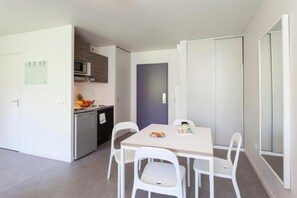 Apartment | Private kitchenette | Fridge, microwave, electric kettle, cookware/dishes/utensils - L'Aéronat (Saint-Cyr-l'Ecole)