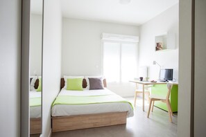 Desk, soundproofing, free WiFi, bed sheets - L'Aéronat (Saint-Cyr-l'Ecole)