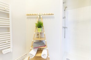 Apartment | Bathroom | Shower, free toiletries, towels - L'Aéronat (Saint-Cyr-l'Ecole)