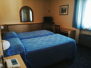 Kamar Double atau Twin Standar, 1 Tempat Tidur Double, lemari es | Meja kerja, ruang kerja ramah laptop, dan tirai kedap cahaya