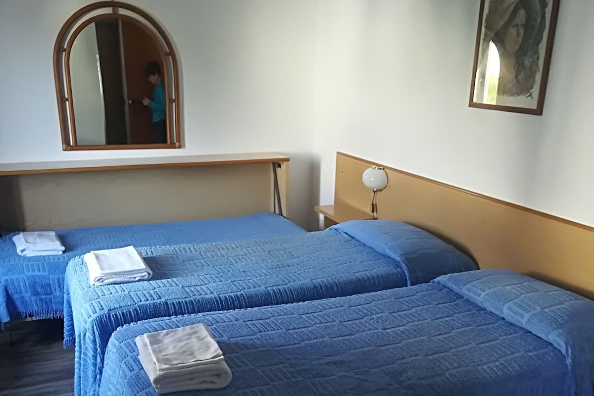 Escritorio, espacio para trabajar con laptop y cortinas blackout
