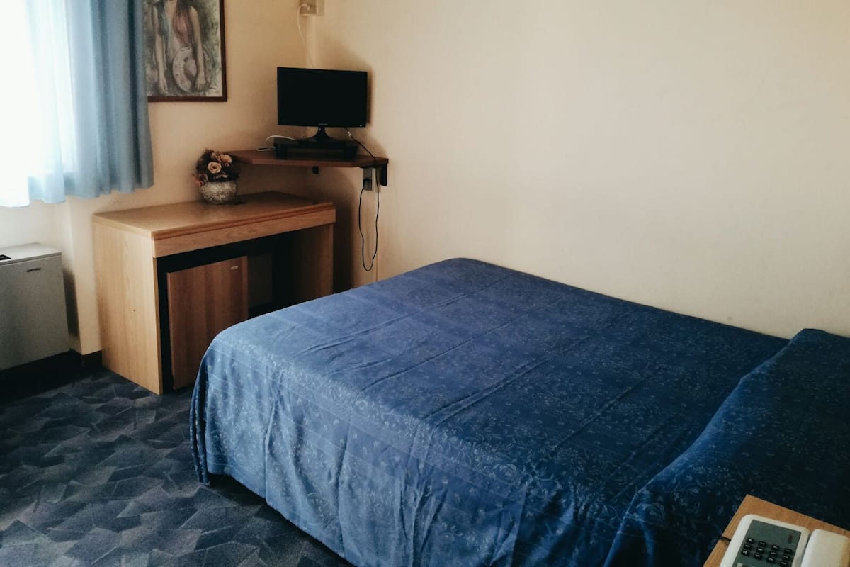 Habitación individual estándar | Escritorio, espacio para trabajar con laptop y cortinas blackout