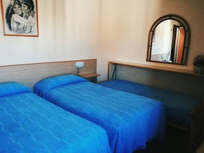 Desk, laptop workspace, blackout curtains, bed sheets - Hotel  ONE (Altopascio)