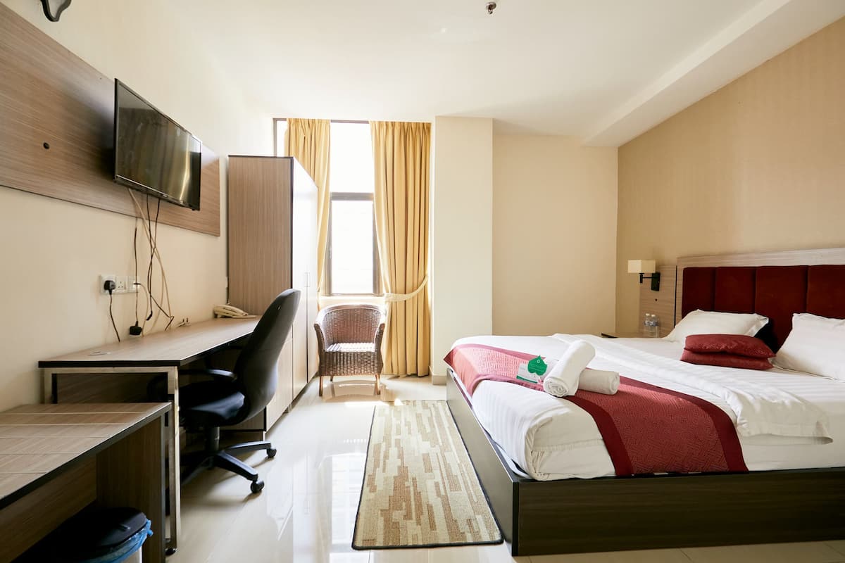 Pillowtop beds, desk, blackout drapes, WiFi (free)