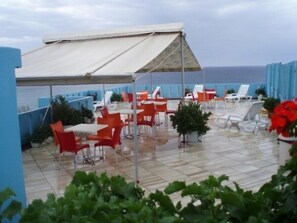 รับประทานอาหารกลางแจ้ง