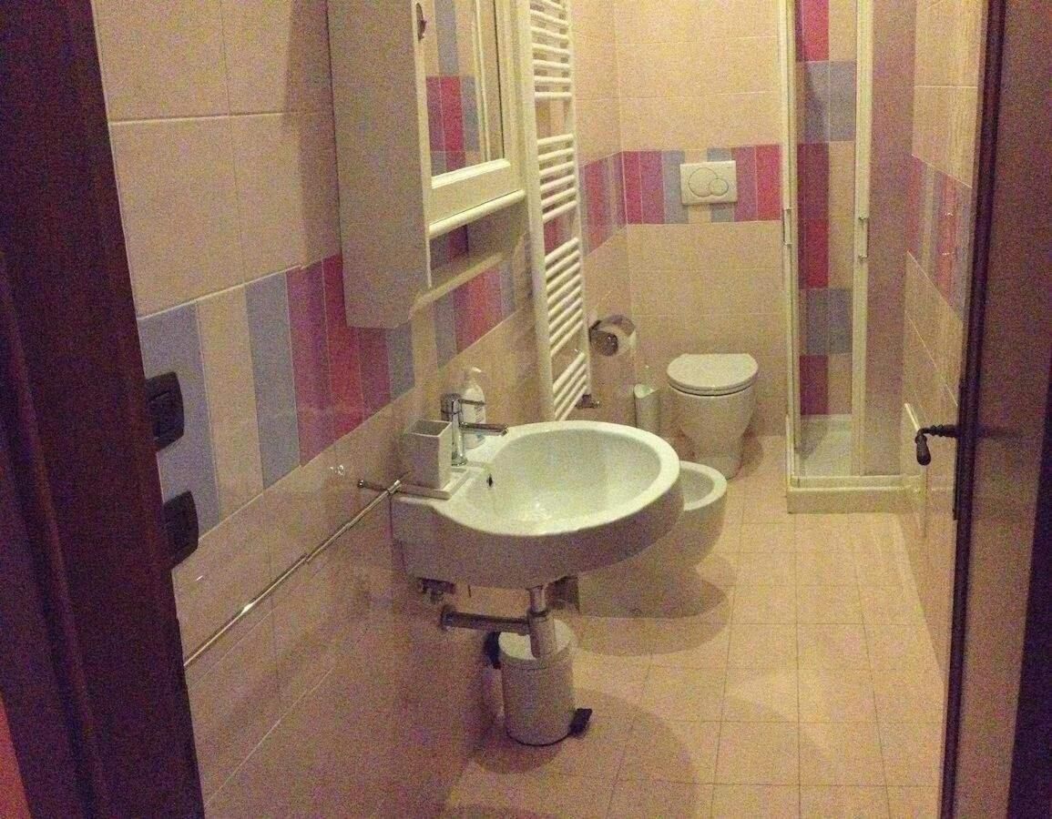 Un baño con lavamanos, inodoro y ducha.