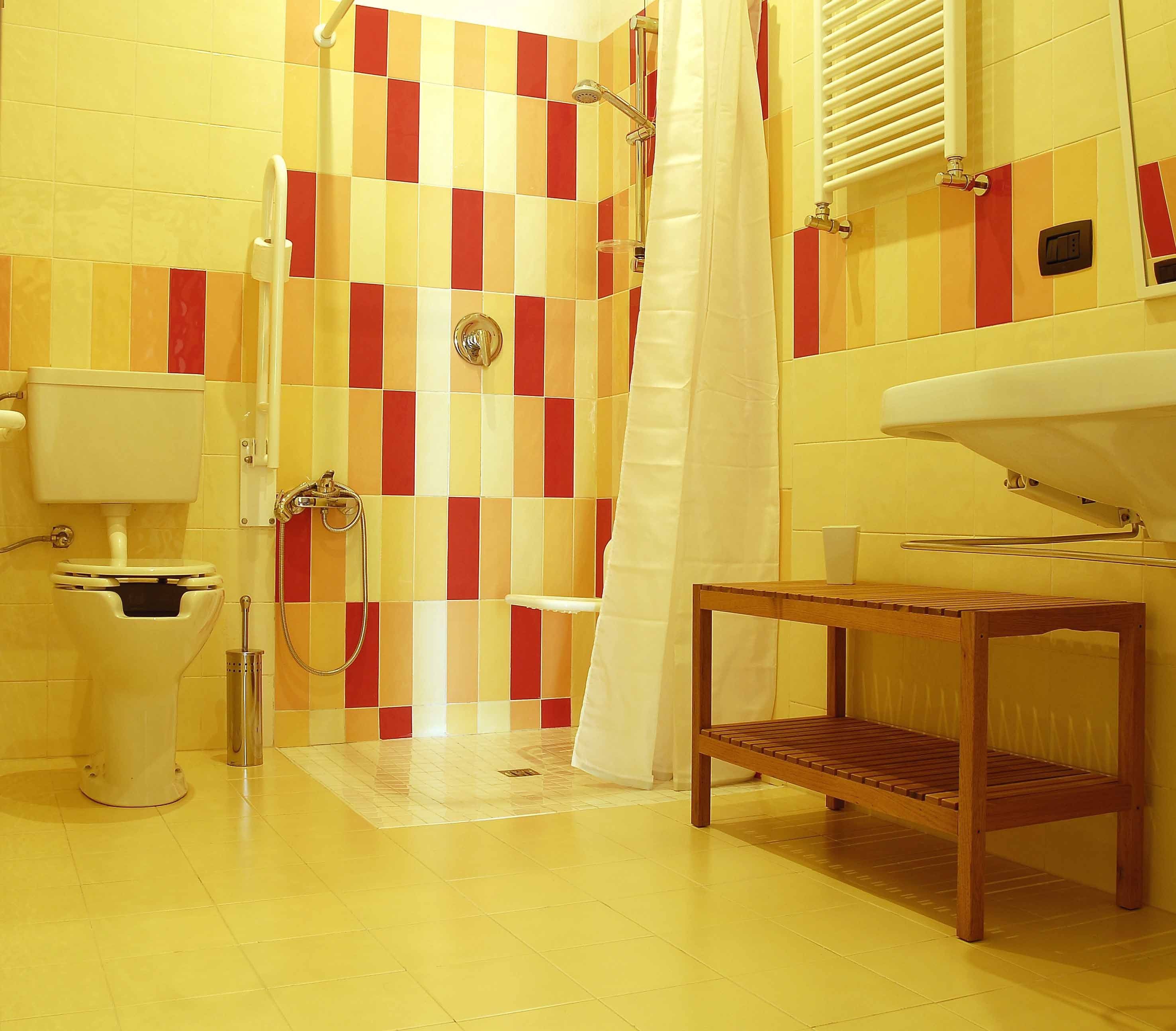 Un baño con inodoro, ducha y lavamanos.