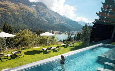 Una piscina cubierta, una piscina al aire libre. Kulm Hotel St. Moritz