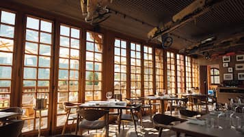 5 restaurants, breakfast, lunch, dinner served; French cuisine