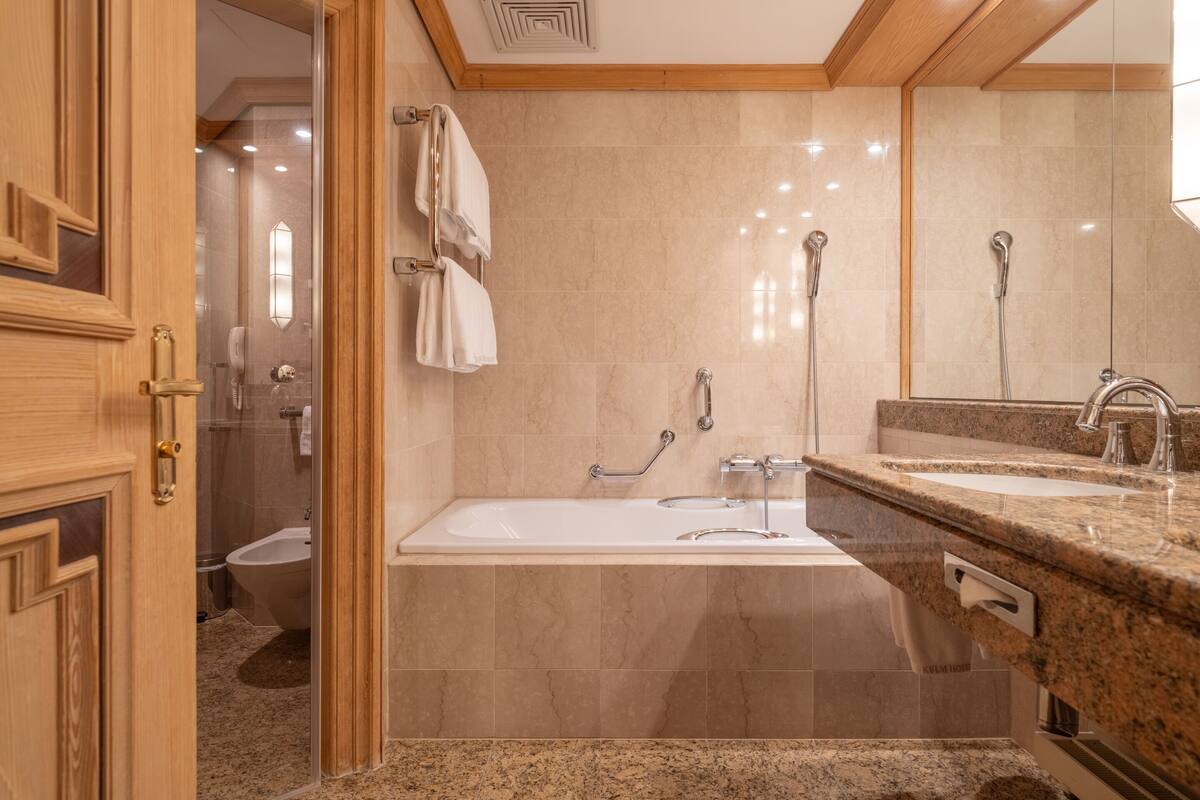 junior suite classic | bathroom | free toiletries, hair dryer, bathrobes, slippers