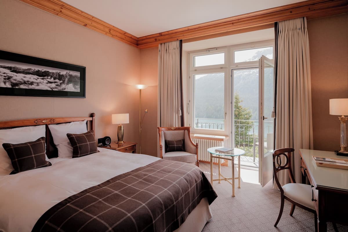 Double Classic Lake Side | Ropa de cama de alta calidad, edredón y artículos del minibar gratis