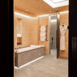 Corvatsch Suite | Bathroom | Free toiletries, hair dryer, bathrobes, slippers