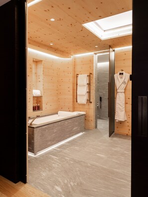 Corvatsch Suite | Kamar mandi | Perlengkapan mandi gratis, pengering rambut, jubah mandi, dan sandal