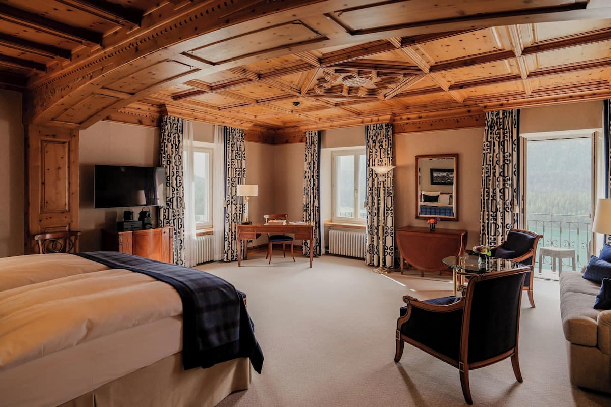 junior suite deluxe classic | 1 bedroom, premium bedding, down duvets, free minibar