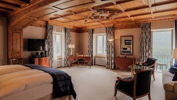 Junior Suite Deluxe Classic | Premium bedding, down comforters, free minibar, in-room safe