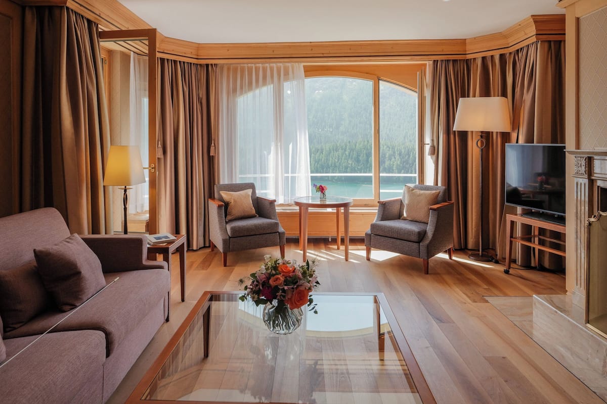 Rosatsch Suite | Área de sala de estar | Televisión LCD