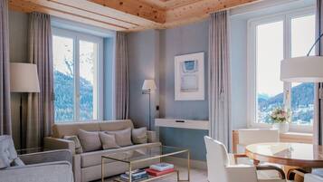 Deluxe Suite | Living area