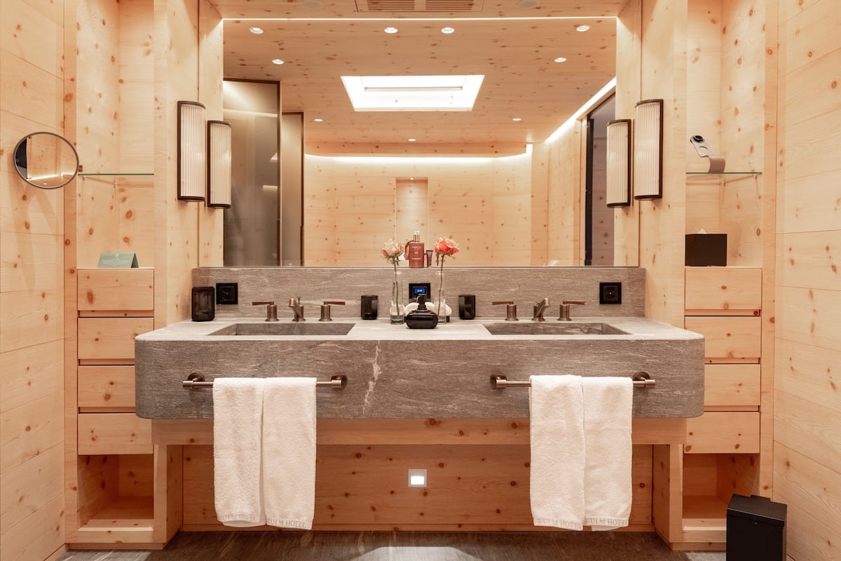 corvatsch suite | bathroom | free toiletries, hair dryer, bathrobes, slippers